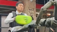 太残暴了！众擎T800人形机器人一脚把自家CEO踹翻在地 网友：多少带了点私人恩怨