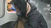 感动全网！地铁上用围巾擦地的女孩找到了